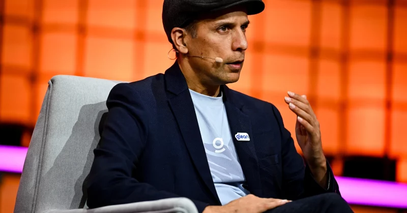 Glean's growth amid AI budget scrutiny highlights the importance of tailored, compliance-focused solutions in driving enterprise AI adoption.
The post Glean reaches $300M in annual recurring revenue as AI budget cuts drive growth appeared first on Crypto Brie…