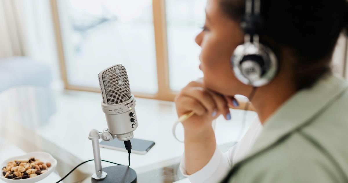 The podcast bubble burst long ago, yet there are still colleagues who try to force their voice on everyone else.&nbsp;
A 31-year-old office employee recently ran to Reddit
 to lament over his coworker's podcast. While there's nothing wrong with sharing your hobb…
