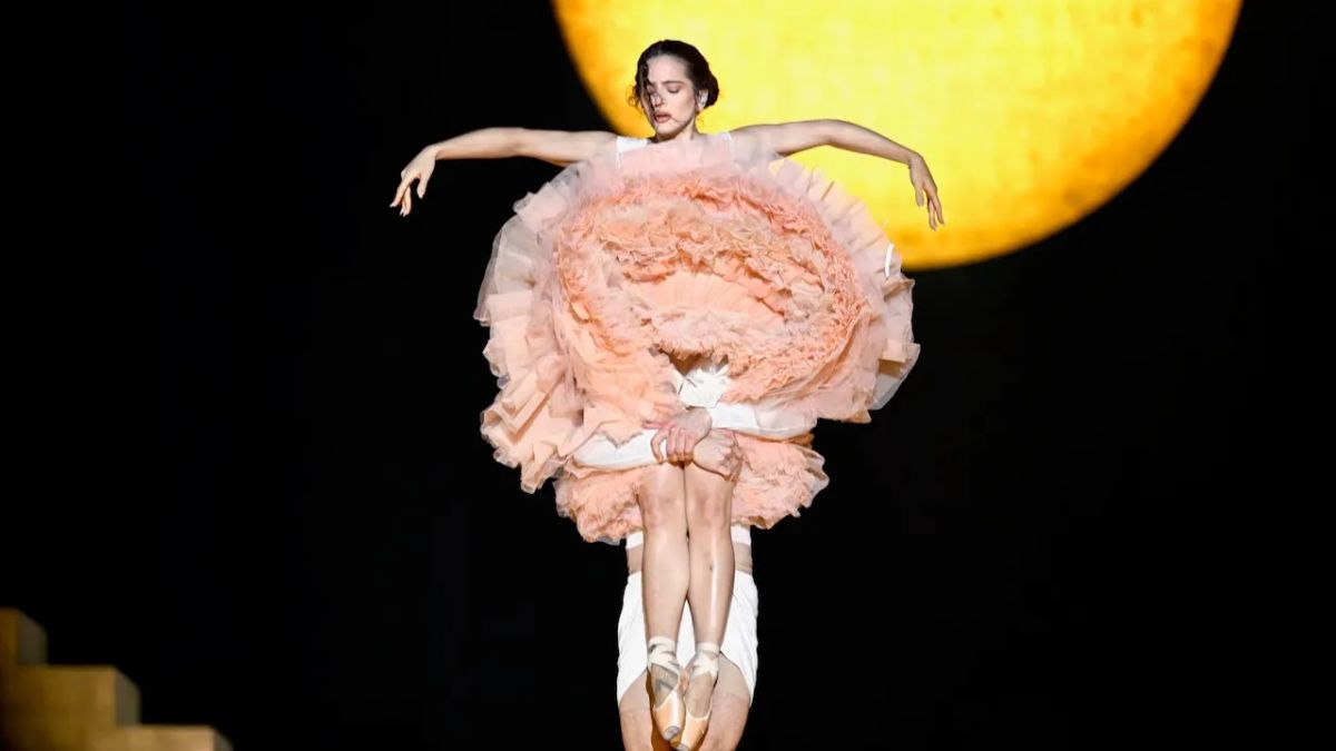 Rosalía will bring her visually-stunning, multi-act arena tour to North American across June and July 2026.
Rosalía to Kick Off North American Leg of “LUX TOUR 2026”
Paolo Ragusa