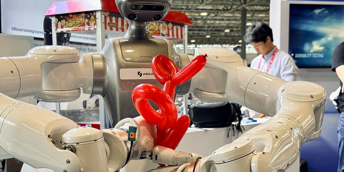 This article is brought to you by AGILINK.Throughout the exhibition hall at the 2026 IEEE International Conference on Robotics (ICRA), in Vienna, one demonstration seemed to attract a disproportionate amount of attention.Two robotic hands were making a balloo…