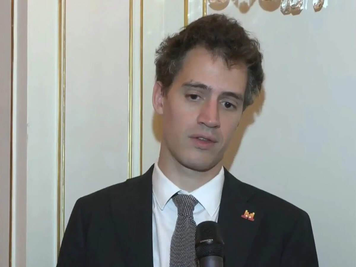 During a pivotal encounter in Paris, Mistral AI's CEO, Arthur Mensch, sat down with Prime Minister Narendra Modi to explore the future of artificial intelligence. With a shared vision of accessibility at the forefront, they delved into the concept of sovereig…