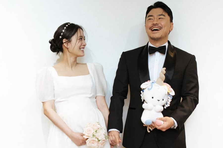 Lee Si Eon And Seo Ji Seung are now parents! On May 26, Lee Si Eon took to his Instagram to share the happy news of his son’s birth. He wrote, “My son Tae Geon (the baby’s nickname before birth) has arrived on Earth. Since you’ve been born, please just grow u…