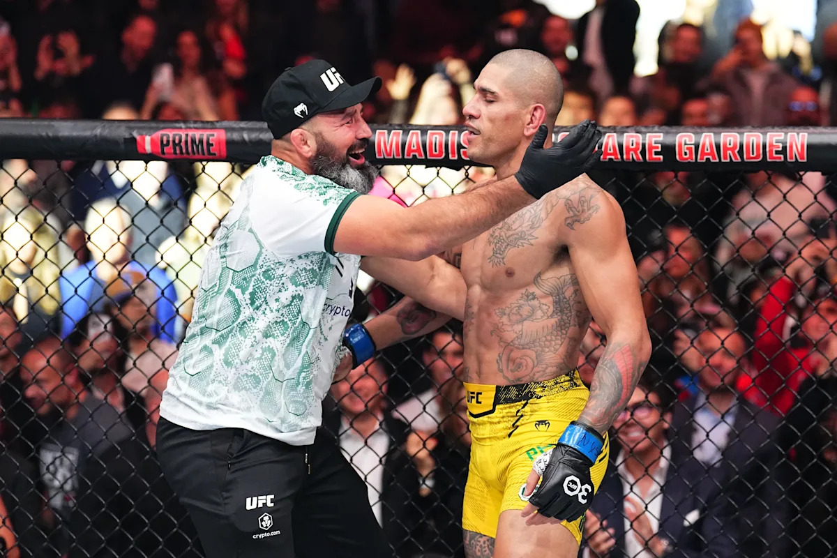 Glover Teixeira coaches Alex Pereira for UFC White House