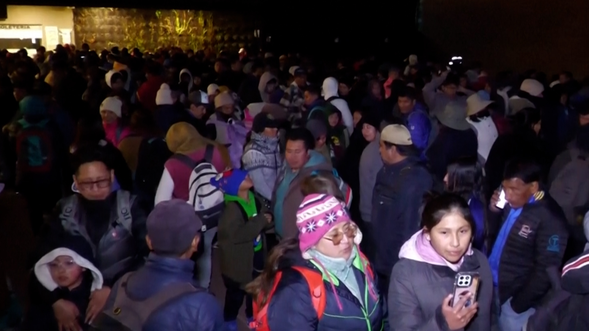 Hundreds of Bolivian residents are braving near-freezing temperatures to queue for affordable chicken in La Paz.